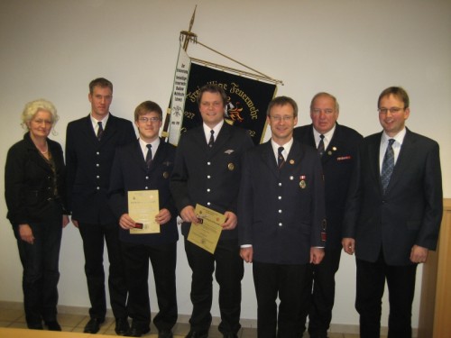 v.l.n.r.: Ortsvorsteherin Alice Beele, Löschgruppenführer Markus Schmelter, Till Kemmerling, Boris Kleinschnittger, stellv. Löschgruppenführer Markus Korte, Wehrführer Günther Piasecki und Ordnungsamtsleiter Marcus Bange